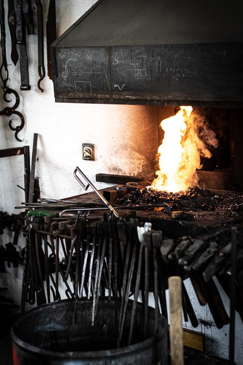 Loderndes Feuer in einem Schmiedeofen