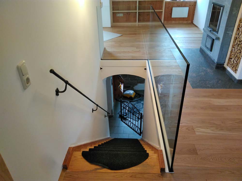Stiegenabgang mit Absturzsicherung aus Glas, geschmiedeter Handlauf bei Abgang